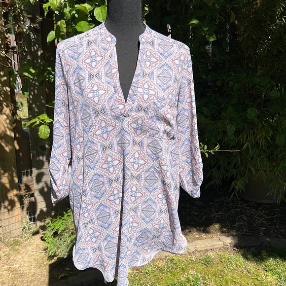 LUSH V Neck Blue Pink white Abstract Beautiful Blouse Top Summer M - Picture 1 of 7